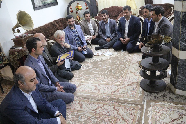شهردار، رییس و اعضای شورای اسلامی شهر لاهیجان با مجید داداشی جانباز 70 درصد  دیدار کردند 